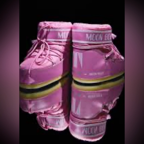 Moon Boot Pink Lace-Up Winter Boots with Branded Cuff - Picture 2 of 16
